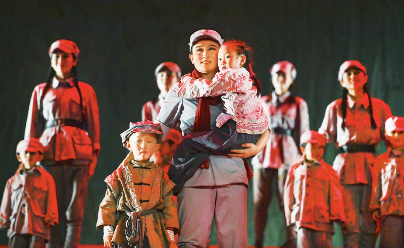 2020年11月24日,在陕西省延安市,大型红色历史舞台剧《延安保育院》公演达3800场。作为延安红色旅游新名片,《延安保育院》再现了延安保育院的历史画面,抒发了革命者的大美情怀和革命英雄主义精神。 新华社记者 陶明/摄
